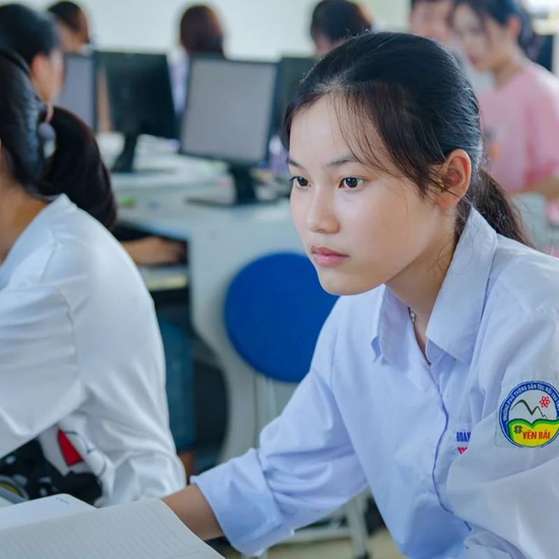 '디스럽션' 리뷰 - 반AI 스릴러, 뛰어난 캐스트에도 아쉬운 기술 논의, 연극이 놓친 것들